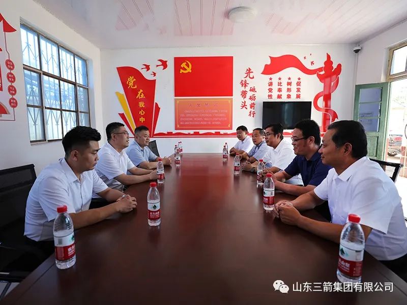 “雙節(jié)”慰問(wèn)暖人心 情系鄉(xiāng)村促振興 ——三箭集團(tuán)雙節(jié)前走訪慰問(wèn)羊里街道辛興東北村老黨員和困難群眾